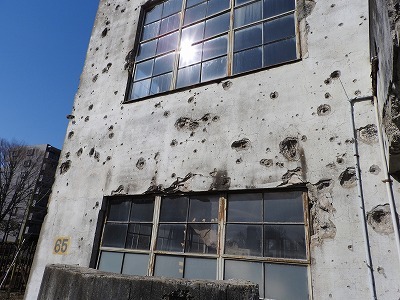 外壁に残る空爆時の弾痕の跡.jpg