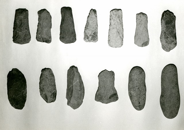 8発見された諏訪山遺跡の石器.jpg