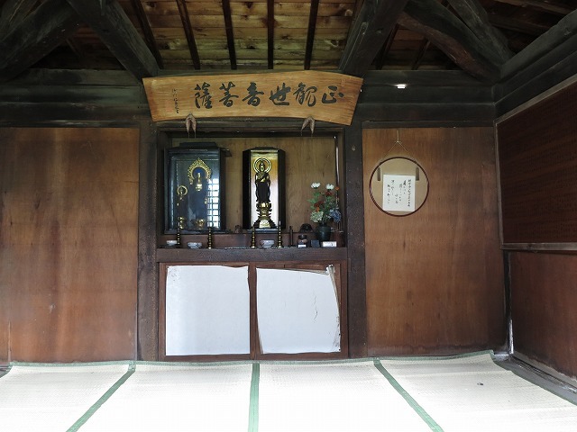 中央の厨子に本尊の聖観音立像.jpg