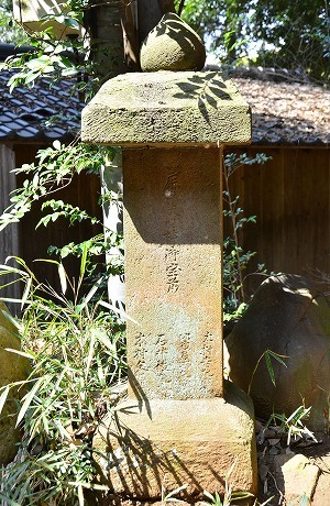 本社殿左側石灯籠_元禄15年(1702).jpg