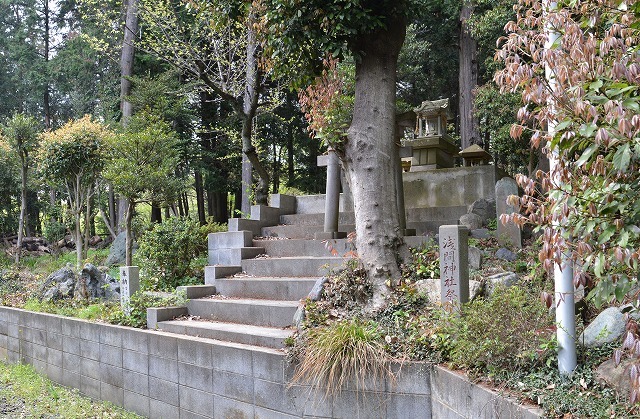 本殿北側にまつられた浅間神社.jpg