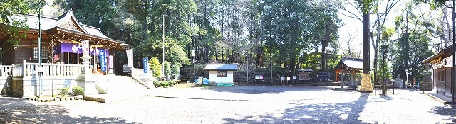 豊鹿島神社の本社殿前庭.jpg