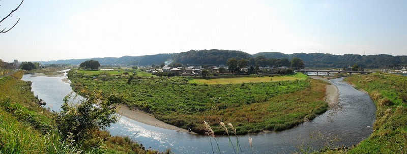 2多摩川を前に高月城(正面)滝山城(左).jpg