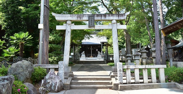 八幡神社第二鳥居と本殿.jpg