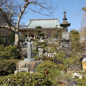 4円乘院本堂参道右側の宝篋印塔(右側の高い塔).jpg