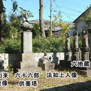 墓地には六地蔵と石仏.jpg