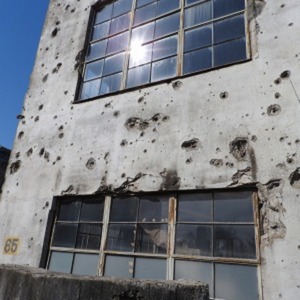 外壁に残る空爆時の弾痕の跡.jpg