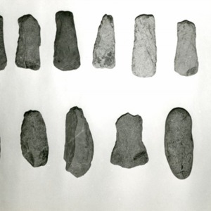 8発見された諏訪山遺跡の石器.jpg