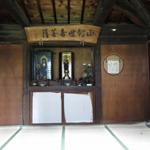 中央の厨子に本尊の聖観音立像.jpg