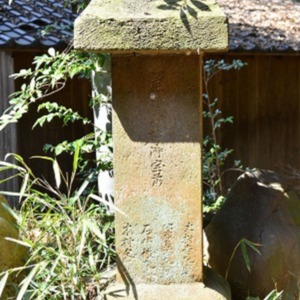 本社殿左側石灯籠_元禄15年(1702).jpg