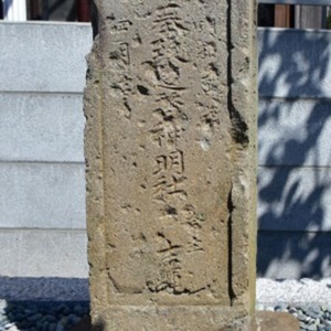 3神明社正面_上部左右に日･月が彫られている.jpg