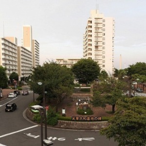 玉川上水駅広と大和基地碑.jpg