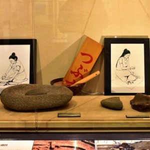 東大和市立郷土博物館に展示の石皿.jpg