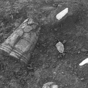 5縄文時代の土器と石器発掘状況(諏訪山遺跡）.jpg